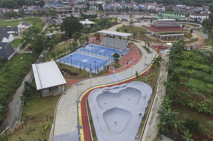 Pemerintah Kota Depok meresmikan Alun-alun Kota Depok yang dibangun seluas 3,9 hektare dengan biaya Rp 90 Miliar.