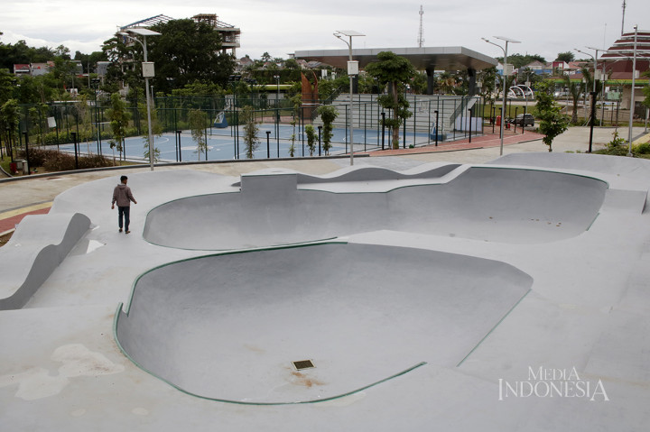 Warga melintas di dekat skatepark Alun-alun Kota Depok yang telah selesai dibuat di Jalan Boulevard GDC, Depok, Jawa Barat.