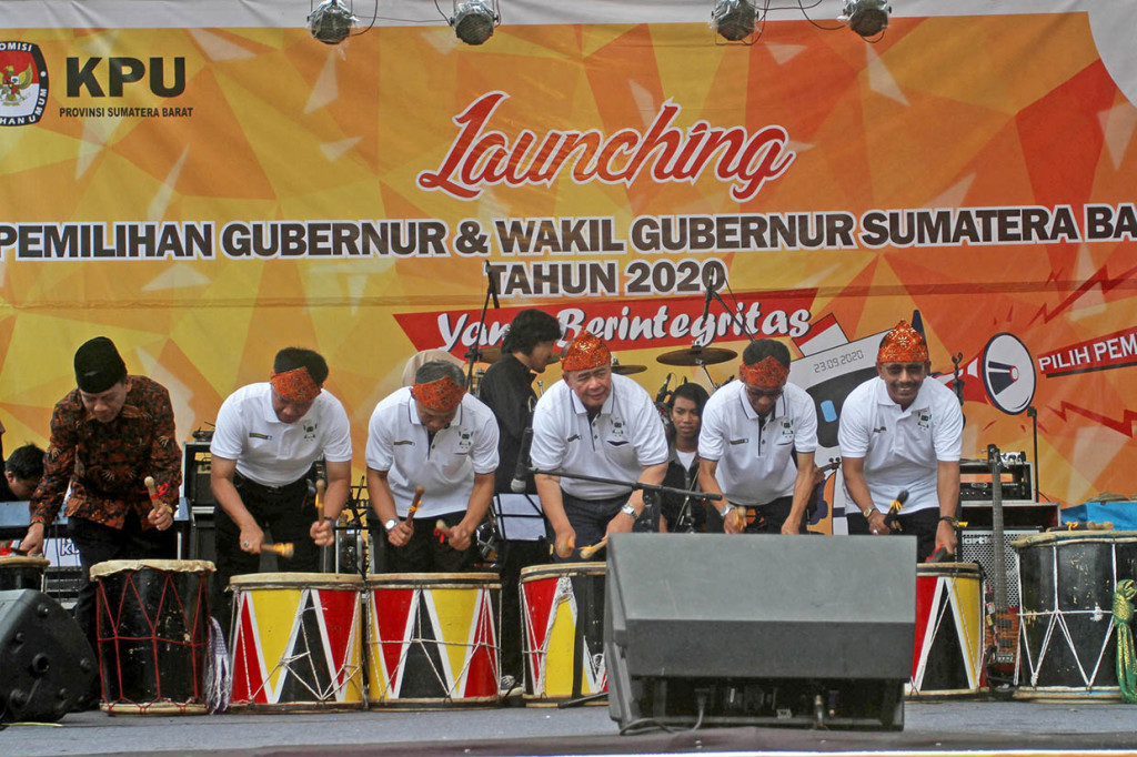Wakil Gubernur Sumatera Barat Nasrul Abit (ketiga kanan), Ketua Komisi Pemilihan Umum Sumatera Barat Amnasmen (kedua kanan), Ketua Bawaslu Sumatera Barat Surya Efitrimen (kanan), Wakil Ketua DPRD Sumatera Barat Suwirpen Suib (kiri), Wakil Kapolda Sumatera Barat Brigadir Jenderal Polisi Rudy Sumardiyanto (kedua kiri), dan Komisioner Komisi Pemilihan Umum Pramono Ubaid Tantowi (ketiga kiri) menabuh gendang saat peluncuran maskot pemilihan gubernur dan wakil gubernur Sumatera Barat, di pelataran Haji Gor Agus Salim Padang. 