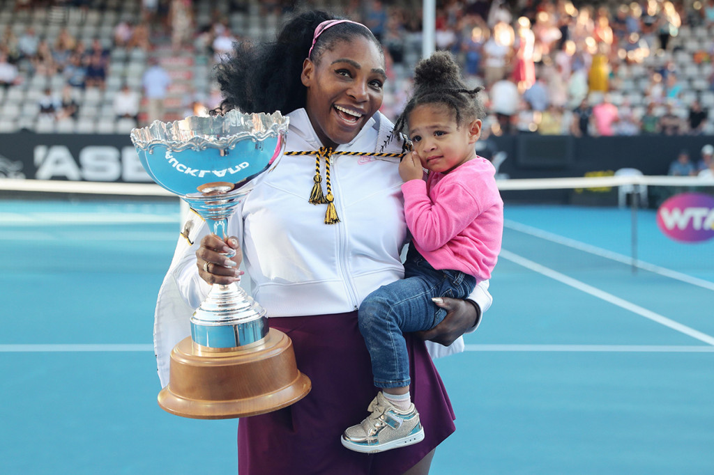 Serena Williams bersama anaknya Alexis Olympia merayakan kemenangannya di turnamen WTA Auckland Classic.