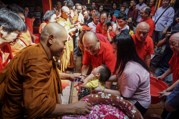 Umat Konghucu memotong rambut dan menyiram air pada Upacara Pao Oen di Klenteng Tien Kok Sie, Pasar Gede, Solo, Jawa Tengah. Upacara Pao Oen atau permohonan pengampunan kepada Tuhan merupakan wujud penyatuan dengan alam dan proses penyucian diri umat Konghucu sebelum perayaan tahun baru Imlek. 