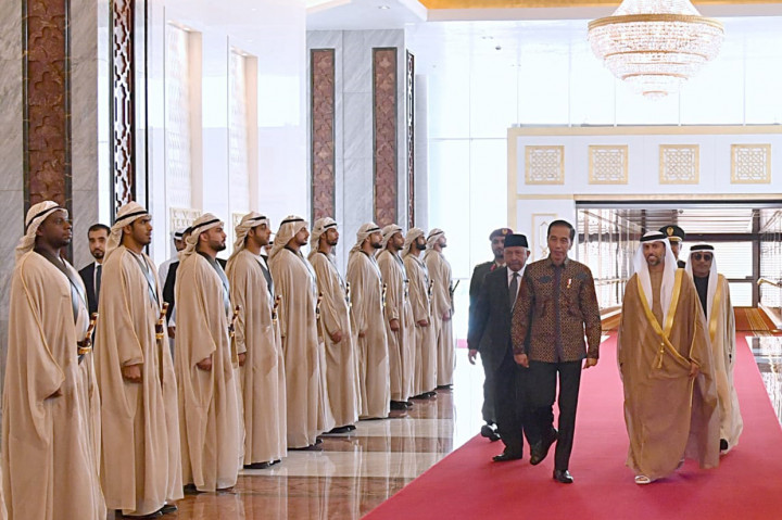 Dari Bandara Internasional Abu Dhabi, Presiden dan rombongan melanjutkan perjalanan menuju hotel tempatnya bermalam.