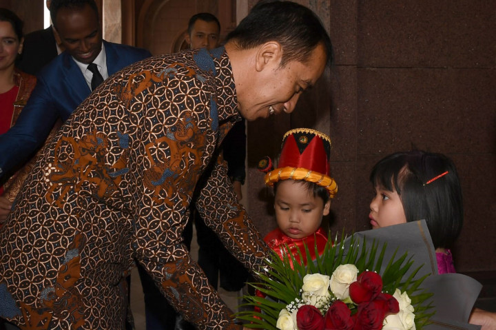 Saat tiba di hotel, Presiden menerima karangan bunga dari putra-putri KBRI Abu Dhabi.