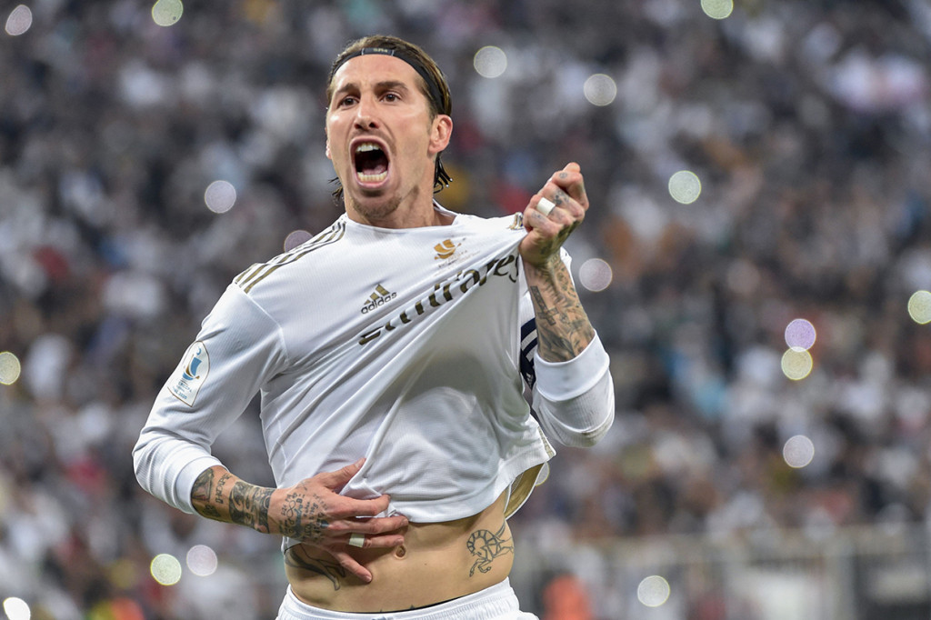 Pemain Real Madrid Sergio Ramos melakukan selebrasi usai memenangkan Piala Super Spanyol setelah berhasil mengalahkan Atletico Madrid. AFP Photo/Fayez Nureldine