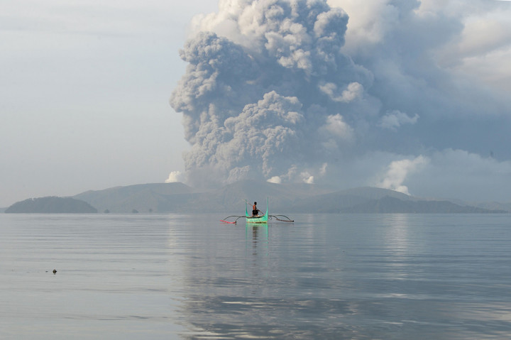 Gunung Taal di Manila, Filipina meletus dan memuntahkan abu dan awan panas hingga ketinggian 15 kilometer.