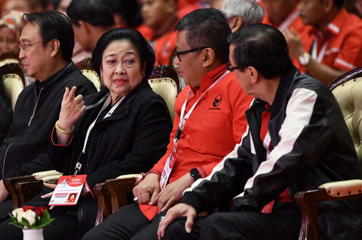 Ketua Umum Partai Demokrasi Indonesia Perjuangan (PDIP) Megawati Soekarnoputri (kiri) berbincang dengan Sekjen PDIP Hasto Kristiyanto (tengah) dan Ketua DPP PDIP bidang Hukum, HAM, dan Perundang- undangan Yasonna H Laoly di sela penutupan Rapat Kerja Nasional (Rakernas) I PDIP di Jakarta.