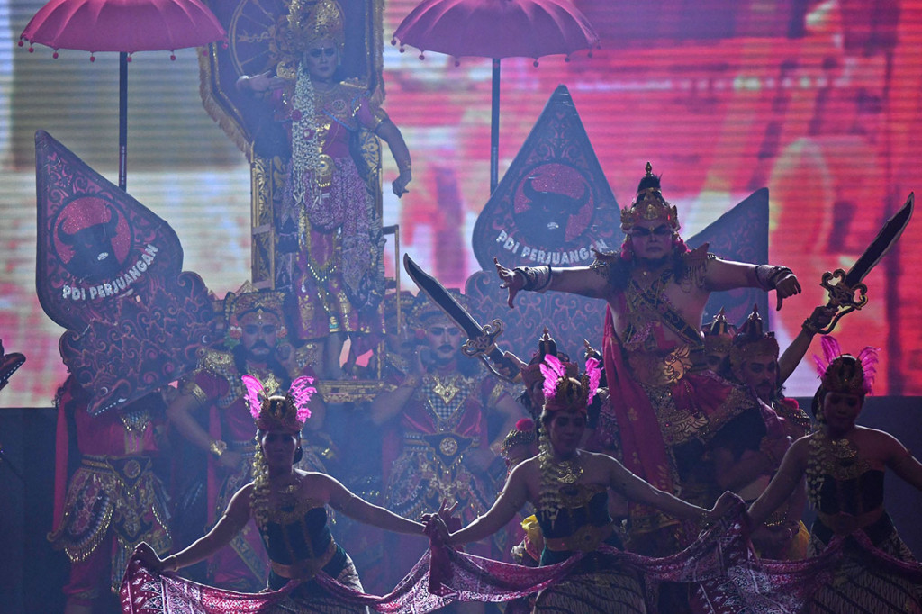 Sejumlah penari menampilkan seni drama dan tari Patih Gajah Mada dalam penutupan Rapat Kerja Nasional (Rakernas) I Partai Demokrasi Indonesia Perjuangan (PDIP) di Jakarta.