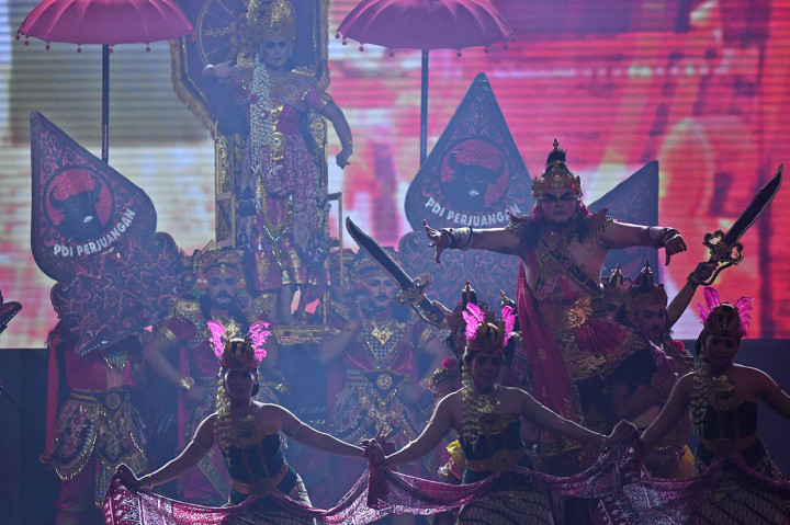 Sejumlah penari menampilkan seni drama dan tari Patih Gajah Mada dalam penutupan Rapat Kerja Nasional (Rakernas) I Partai Demokrasi Indonesia Perjuangan (PDIP) di Jakarta.