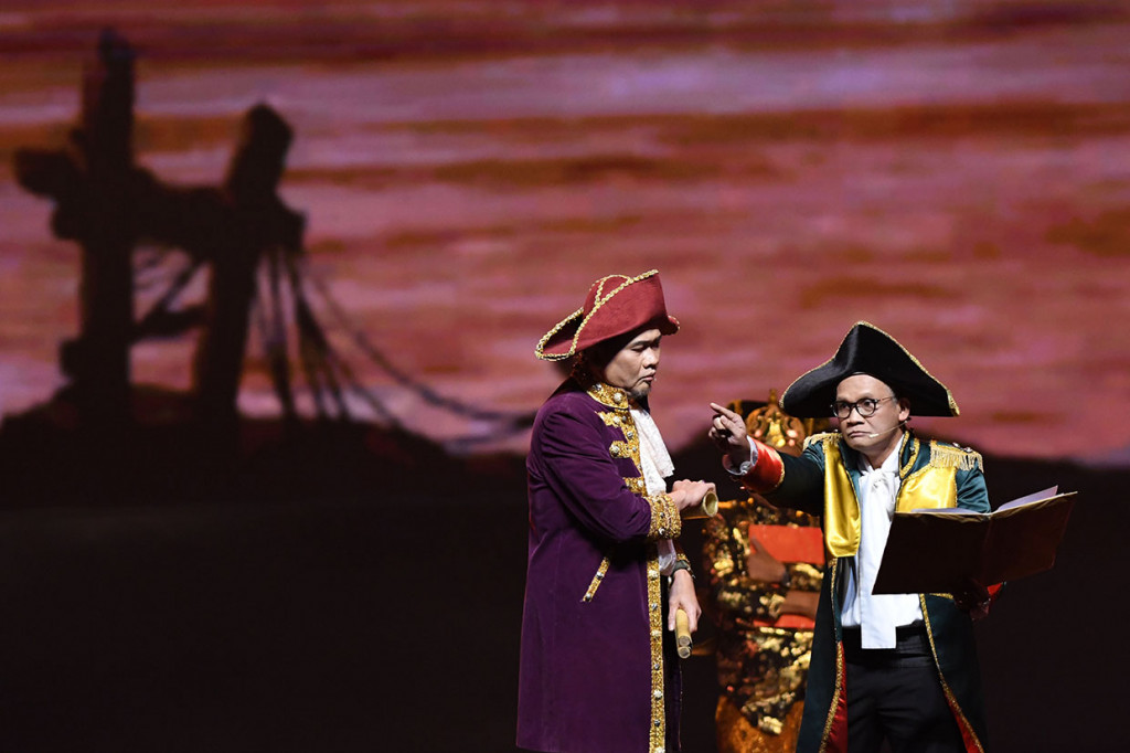 Pelawak Cak Lontong memeriahkan malam kebudayaan dalam rapat kerja nasional Partai Demokrasi Indonesia Perjuangan (PDIP) di JIExpo Kemayoran, Jakarta Pusat.