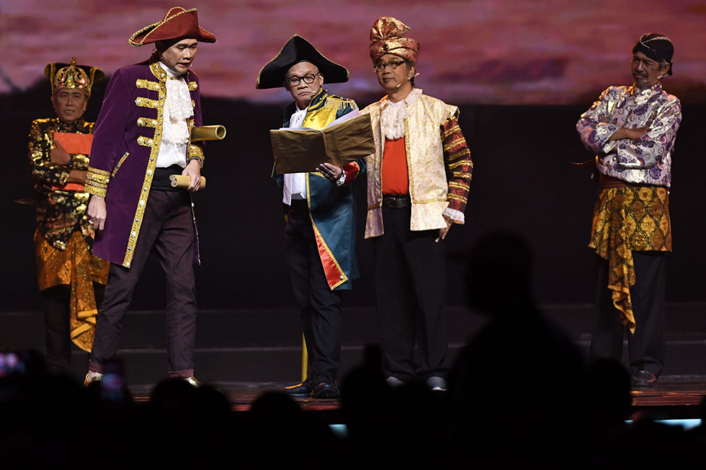 Politisi partai Demokrasi Indonesia Perjuangan (PDIP) Aria Bima (tengah) bersama pelawak Cak Lontong (kedeua kiri), Marwoto (kiri), Butet Kertaradjasa (kedua kanan), dan Den Baguse Ngarso tampil dalam drama saat penutupan Rapat Kerja Nasional (Rakernas) I P di Jakarta.