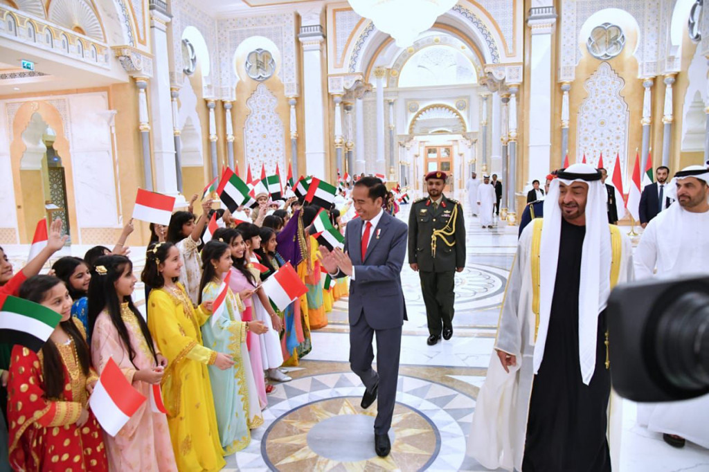 Presiden Jokowi disambut upacara kenegaraan di Istana Qasr Al Watan.