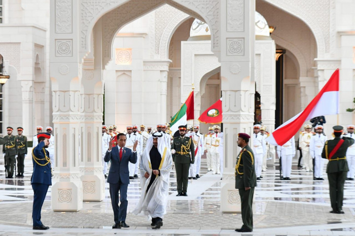 Presiden Jokowi disambut langsung oleh Putra Mahkota Abu Dhabi Sheikh Mohamed bin Zayed (MBZ) di Istana Qasr Al Watan.
