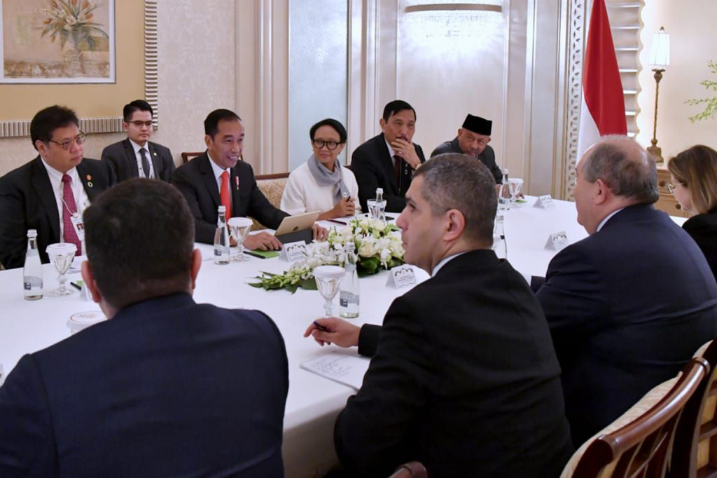 Sementara itu, untuk meningkatkan hubungan people to people di antara kedua negara, Presiden Jokowi meminta agar pemerintah Armenia memberikan bebas visa bagi warga negara Indonesia.