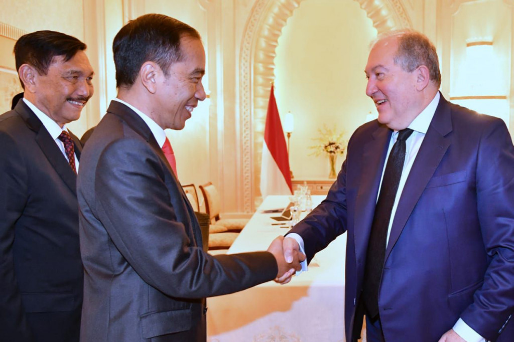 Pertemuan bilateral ini merupakan agenda pertama Presiden Jokowi pada hari kedua kunjungan ke Abu Dhabi, Persatuan Emirat Arab (PEA).