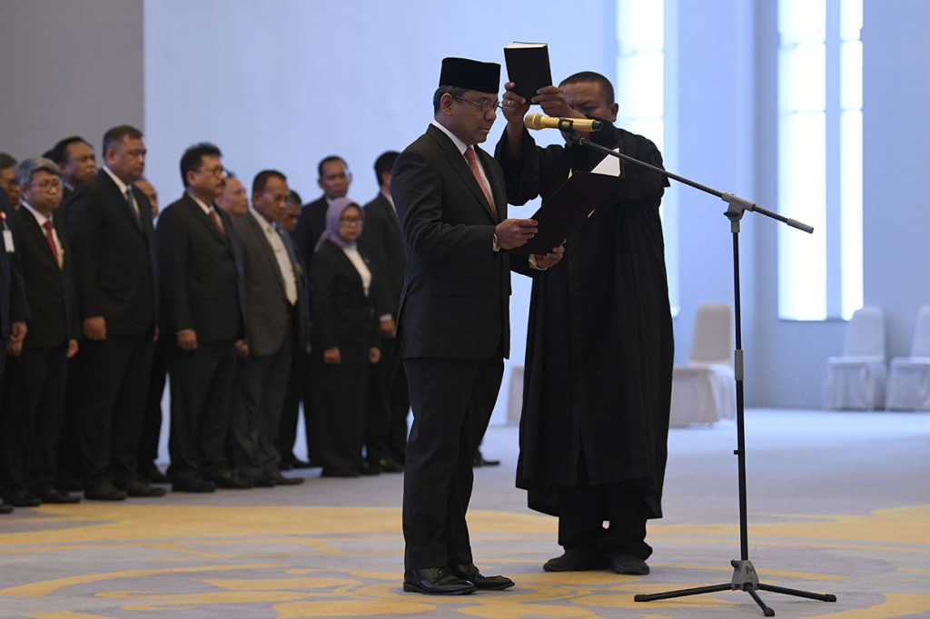 Wakil Menteri Keuangan Suahasil Nazara (tengah) mengucapkan sumpah jabatan sebagai anggota Dewan Komisioner OJK Ex-Officio Kementerian Keuangan di Mahkamah Konstitusi, Jakarta. 