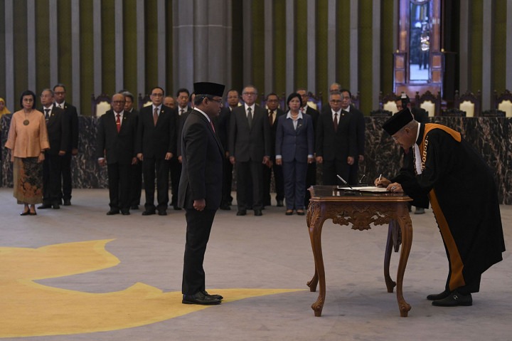 Ketua Mahkamah Agung M Hatta Ali (kanan) menandatangani berita acara pengucapan sumpah jabatan anggota Dewan Komisioner Otoritas Jasa Keuangan Ex-Officio Kementerian Keuangan Suahasil Nazara (kiri) di Mahkamah Konstitusi, Jakarta.