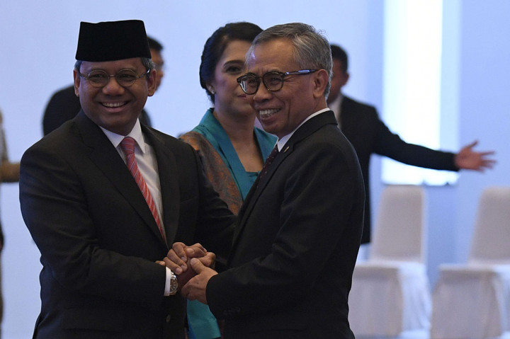 Ketua Dewan Komisioner Otoritas Jasa Keuangan (OJK) Wimboh Santoso (kanan) memberikan ucapan kepada anggota Dewan Komisioner OJK Ex-Officio Kementerian Keuangan Suahasil Nazara (kiri) usai pengucapan sumpah jabatan di Mahkamah Konstitusi, Jakarta.