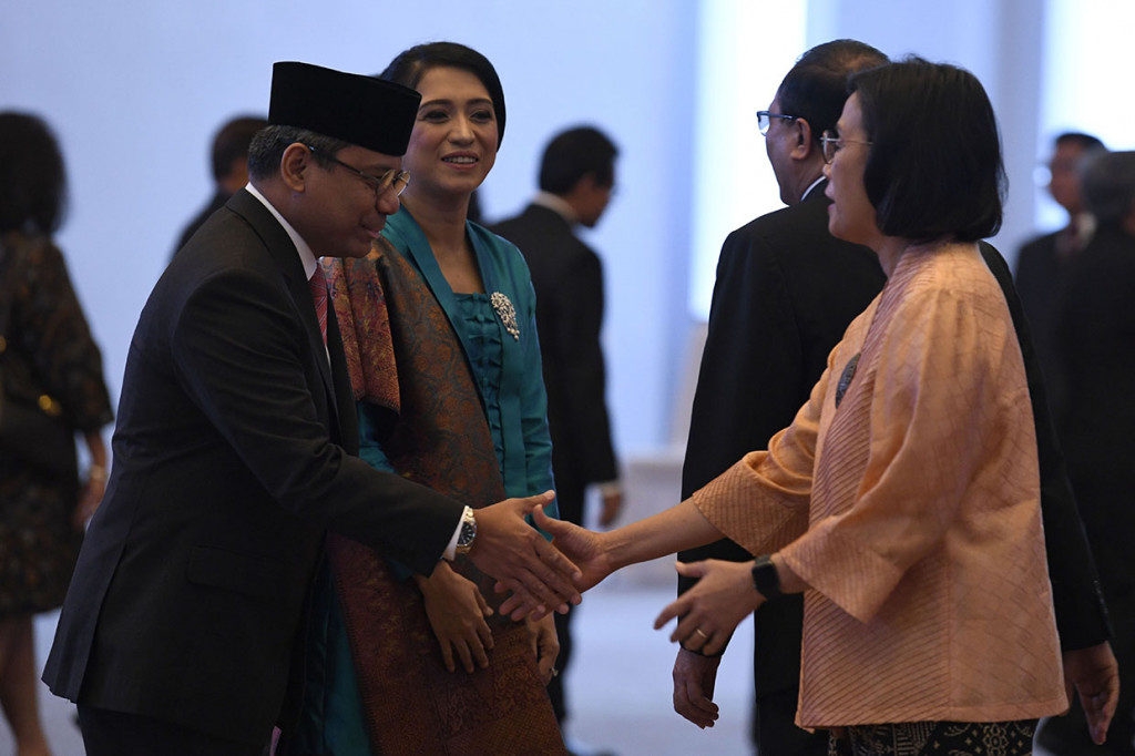 Menteri Keuangan Sri Mulyani (kanan) memberikan ucapan kepada anggota Dewan Komisioner OJK Ex-Officio Kementerian Keuangan Suahasil Nazara (kiri) usai pengucapan sumpah jabatan di Mahkamah Konstitusi, Jakarta.