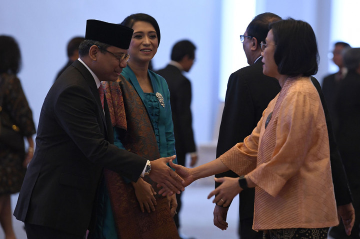 Menteri Keuangan Sri Mulyani (kanan) memberikan ucapan kepada anggota Dewan Komisioner OJK Ex-Officio Kementerian Keuangan Suahasil Nazara (kiri) usai pengucapan sumpah jabatan di Mahkamah Konstitusi, Jakarta.