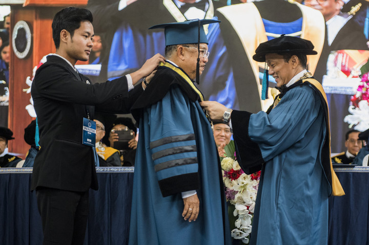 Rektor ITB Kadarsah Suryadi (kanan) memberikan gelar Doktor Honoris Causa (HC) kepada Mantan Wakil Presiden Jusuf Kalla (tengah) saat sidang terbuka di Institut Teknologi Bandung (ITB), Bandung, Jawa Barat.
