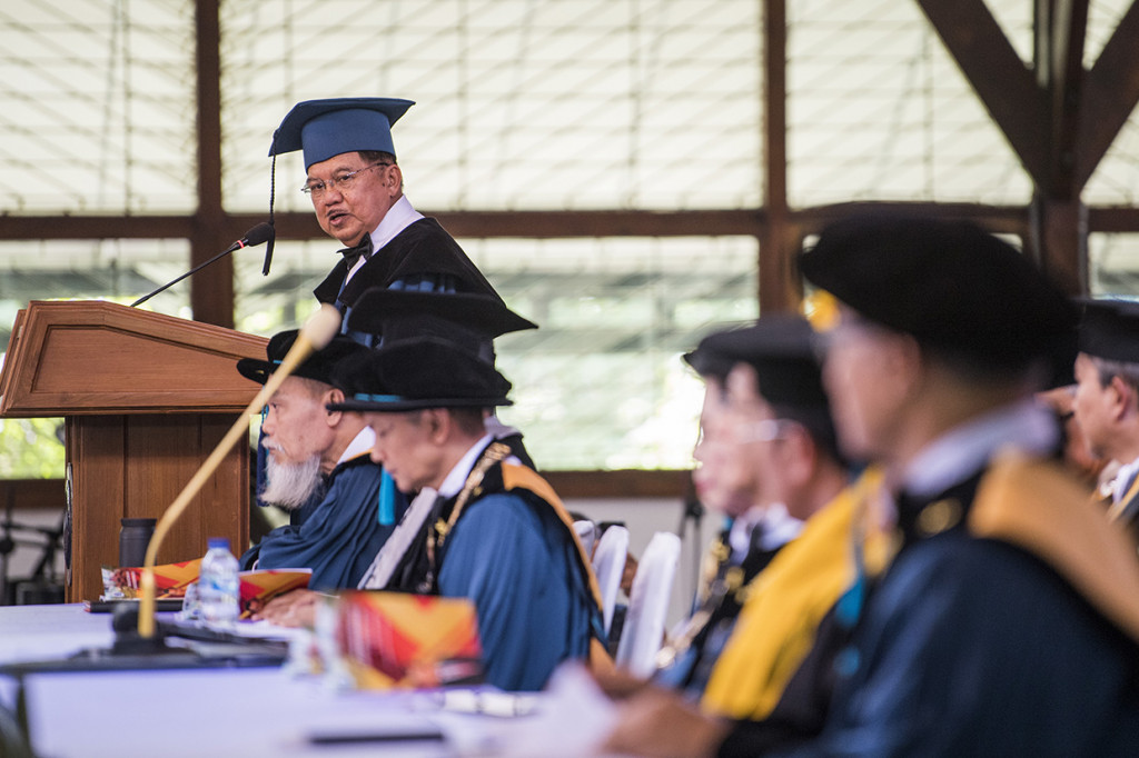 Mantan Wakil Presiden Jusuf Kalla menyampaikan pidato ilmiah saat penganugerahan Doktor Honoris Causa (HC) di Institut Teknologi Bandung (ITB), Bandung, Jawa Barat.
