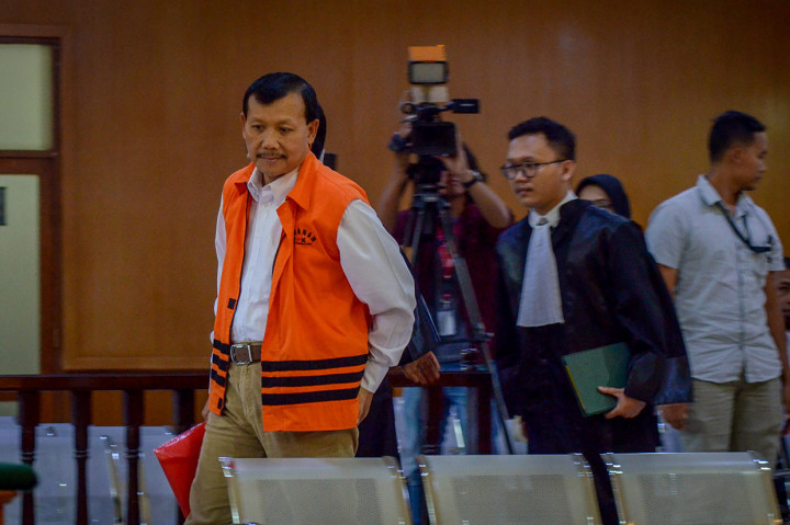 Terdakwa kasus suap Meikarta yang juga Sekretaris Daerah Jawa Barat nonaktif, Iwa Karniwa berjalan memasuki ruang sidang untuk menjalani sidang perdana dengan agenda pembacaan dakwaan di Pengadilan Tipikor, Bandung, Jawa Barat.