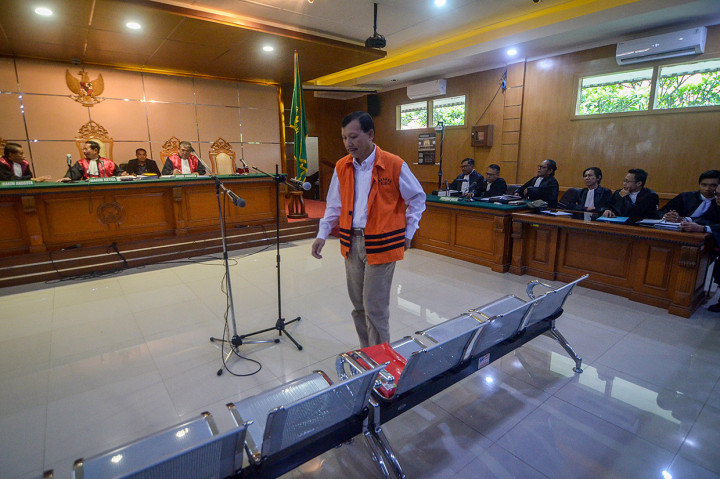 Dalam sidang perdana tersebut, Iwa Karniwa didakwa menerima uang Rp 900 juta dari PT Lippo Cikarang berkaitan dengan pengurusan Rencana Detail Tata Ruang (RDTR) Kabupaten Bekasi untuk kepentingan proyek Meikarta. 
