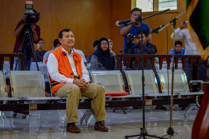 Terdakwa kasus suap Meikarta yang juga Sekretaris Daerah Jawa Barat nonaktif, Iwa Karniwa menjalani sidang perdana dengan agenda pembacaan dakwaan di Pengadilan Tipikor, Bandung, Jawa Barat.