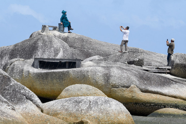 Sejumlah pengunjung berada di atas bongkahan batu granit di Alif Stone Park, Desa Sepempang, Kabupaten Natuna, Provinsi Kepulauan Riau.