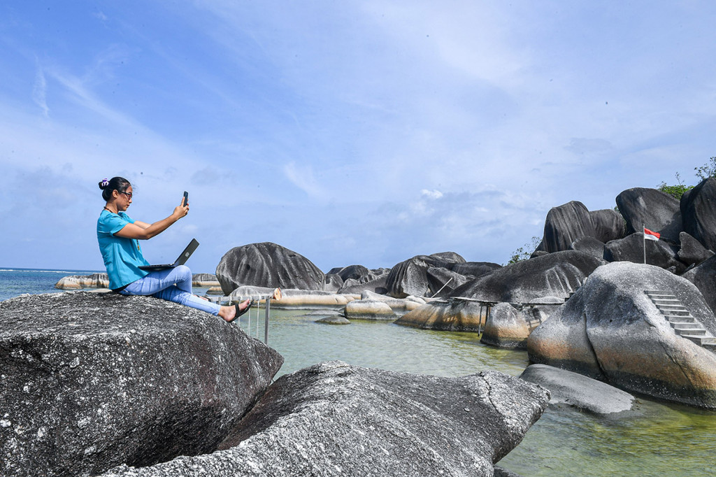 Kawasan pesisir di Natuna dikelilingi oleh gugusan bebatuan granit. Alif Stone Park menjadi objek wisata yang pas untuk menikmati pemandangan tersebut sembari berfoto. 
