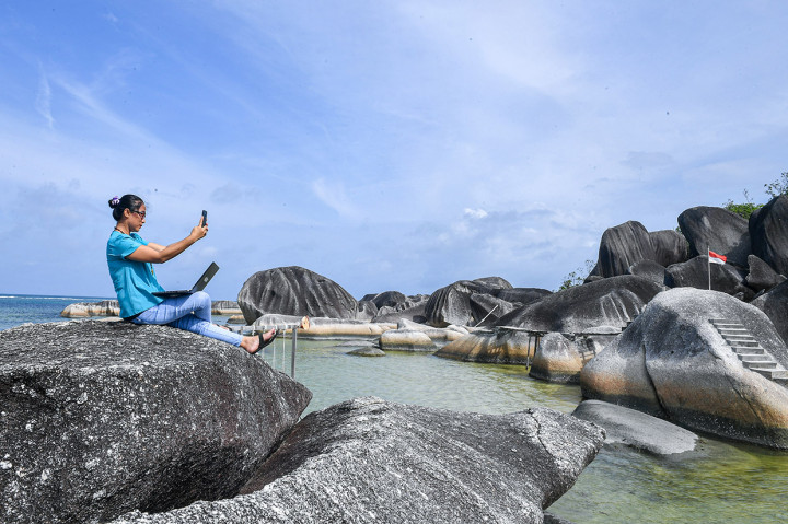 Kawasan pesisir di Natuna dikelilingi oleh gugusan bebatuan granit. Alif Stone Park menjadi objek wisata yang pas untuk menikmati pemandangan tersebut sembari berfoto. 