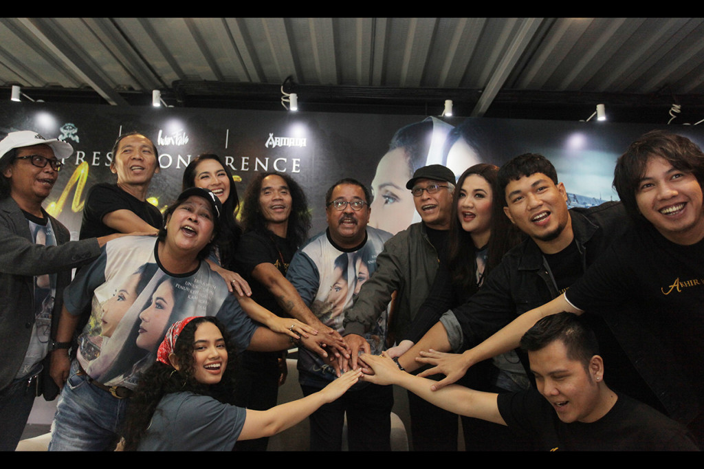 Wizzy dan grup musik Armada, yang mengisi soundtrack film ‘Akhir Kisah Cinta si Doel’, dipastikan tampil dalam konser tersebut. Selain itu, ‘Mega Konser Akhir Kisah Cinta si Doel’ juga bakal dimeriahkan oleh Slank dan Iwan Fals.