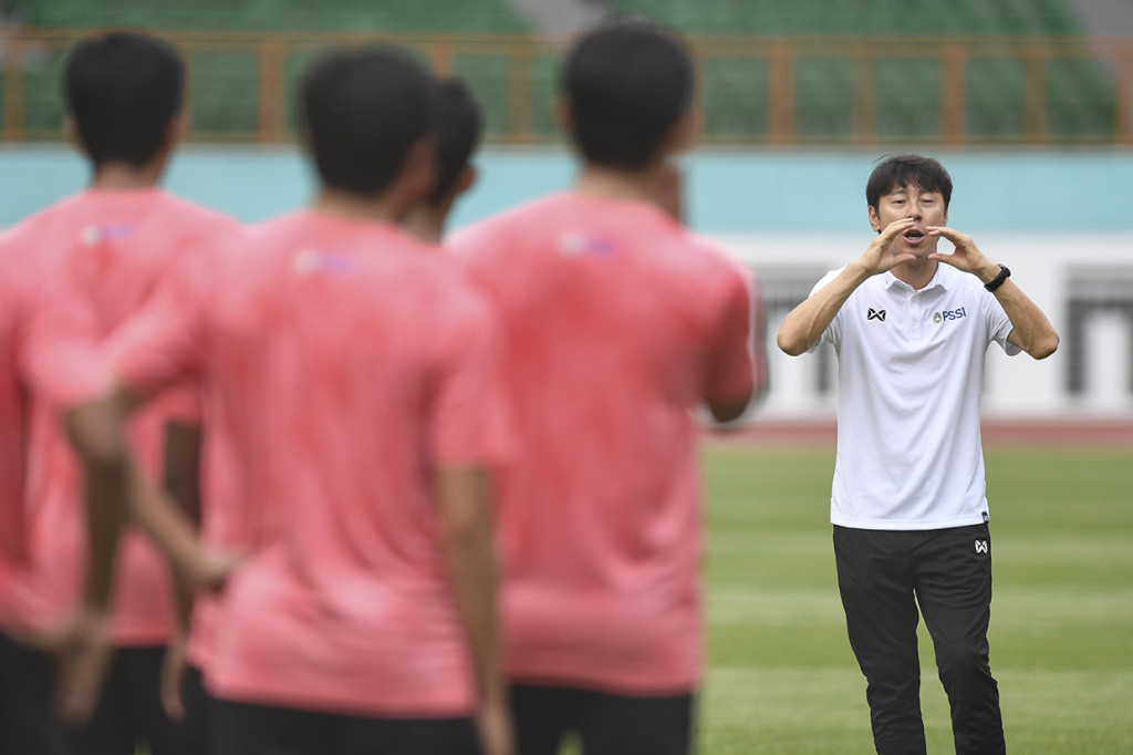 Pelatih Timnas Indonesia Shin Tae-yong memberikan instruksi saat seleksi pemain Timnas Indonesia U-19 di Stadion Wibawa Mukti, Cikarang, Bekasi, Jawa Barat.