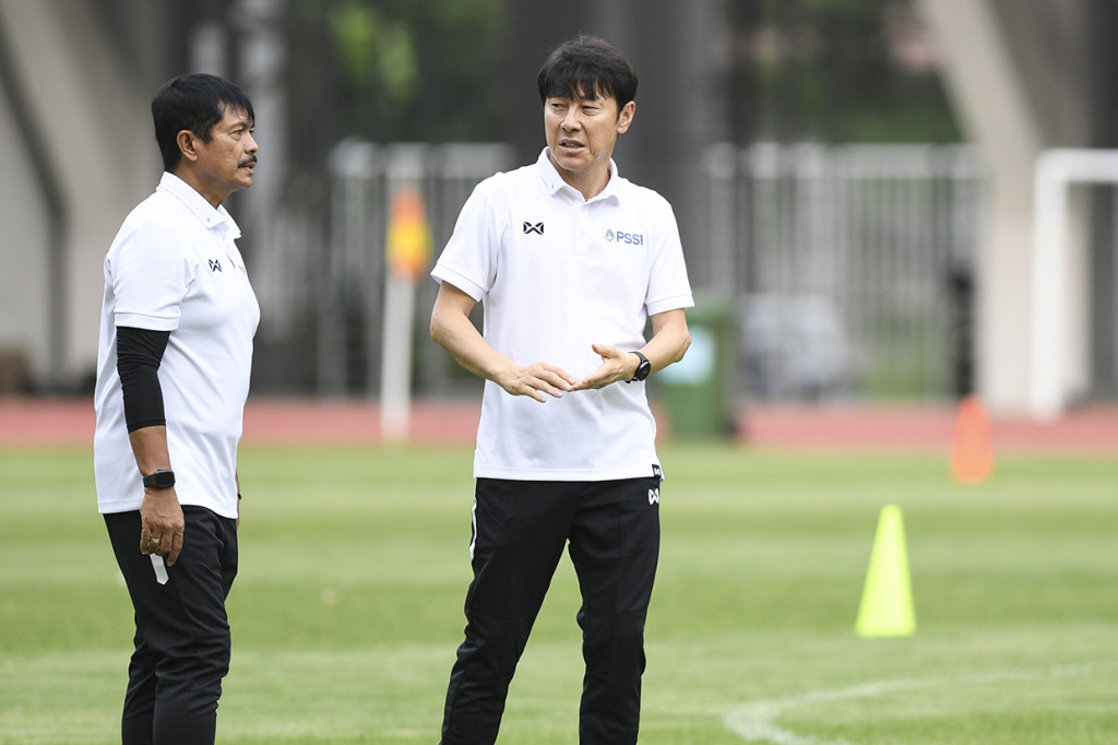 Pelatih Timnas Indonesia Shin Tae-yong (kanan) berbincang dengan asisten pelatih Indra Sjafri saat seleksi pemain Timnas Indonesia U-19 di Stadion Wibawa Mukti, Cikarang, Bekasi, Jawa Barat.

