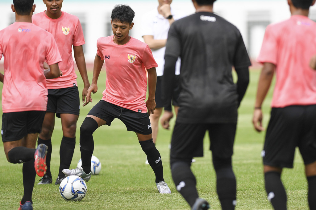 Pesepak bola Beckham Putra Nugraha (ketiga kiri) mengikuti seleksi pemain Timnas Indonesia U-19 di Stadion Wibawa Mukti, Cikarang, Bekasi, Jawa Barat.