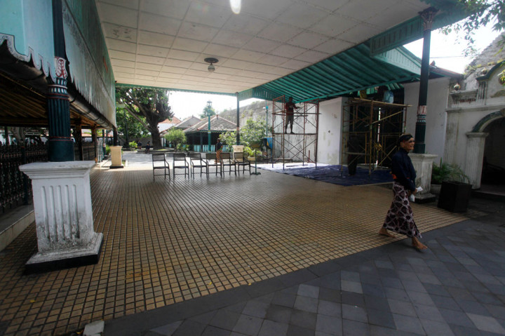 Abdi dalem Keraton Yogyakarta melintas di dekat Regol Keben Keraton Yogyakarta, Senin, 13 Januari 2020.