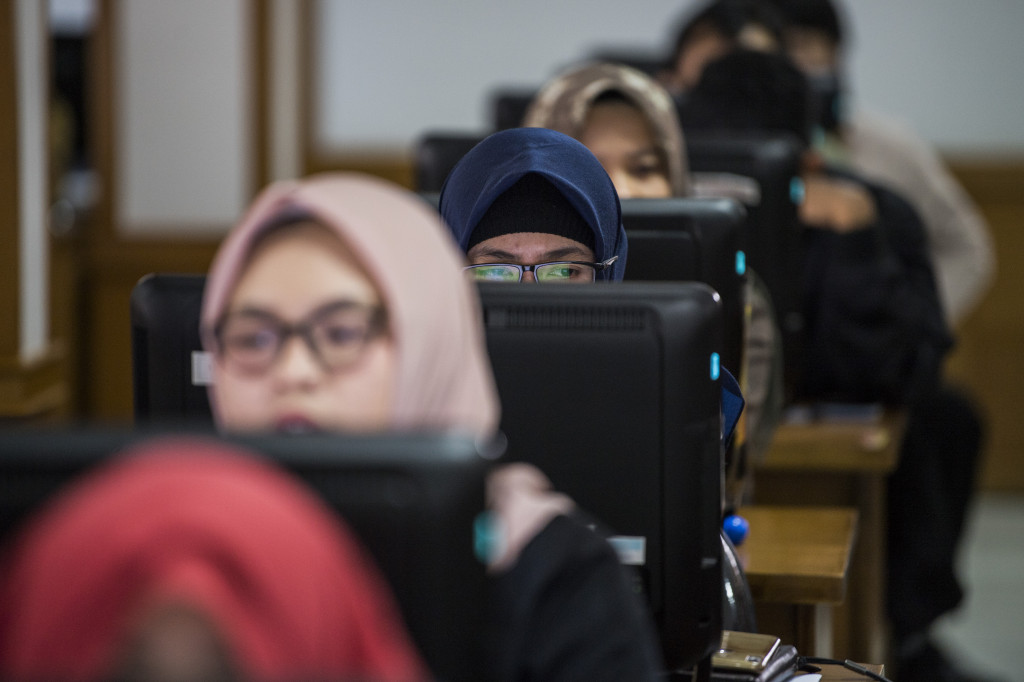Peserta calon pegawai negeri sipil mengamati layar komputer saat simulasi tes berbasis computer assisted test (CAT) tahap kedua di Kantor Regional III Badan Kepegawaian Negara (BKN), Bandung, Jawa Barat.