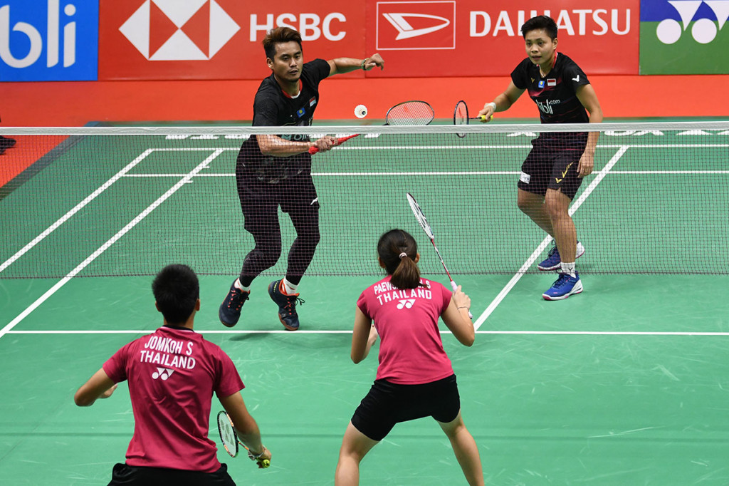 Tontowi dan Apriyani menang dua gim langsung dengan skor 21-16 dan 21-17, dalam waktu 35 menit.