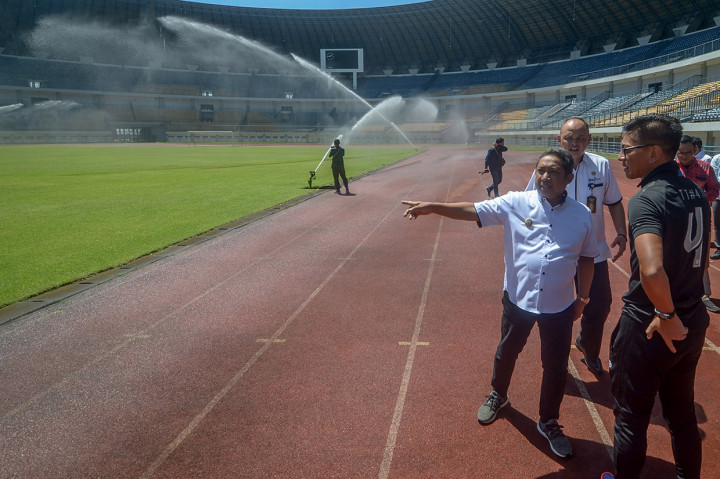 Wakil Wali Kota Bandung Yana Mulyana mengatakan belum bisa digunakanya stadion tersebut untuk menggelar pertandingan lantaran belum ada serah terima dari Adhi Karya selaku pengembang ke Pemkot Bandung.