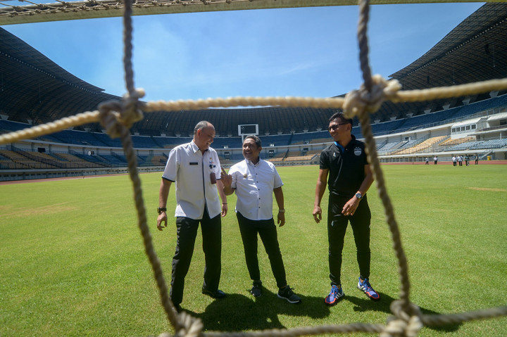 Peninjauan ke Stadion GBLA dilakukan Yana pagi tadi. Selain dari Pemkot Bandung, Direktur PT Persib Bandung Bermartabat (PBB) Teddy Tjahjono juga ikut meninjau.