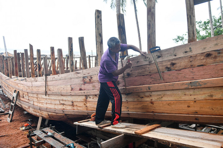 Pekerja menyelesaikan pembuatan kapal motor di Desa Tanjung, Natuna, Kepulauan Riau. 