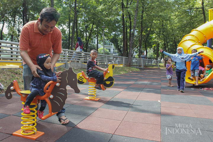 Anak-anak bermain di kawasan Taman Puring, Kebayoran Baru, Jakarta. 