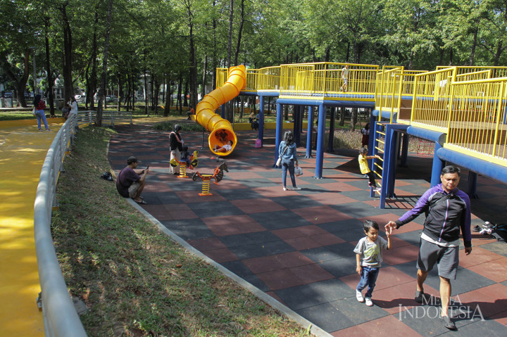 Taman ini dilengkapi sejumlah fasilitas seperti arena permainan anak, jogging track, skating track, parkour arena dan toilet.