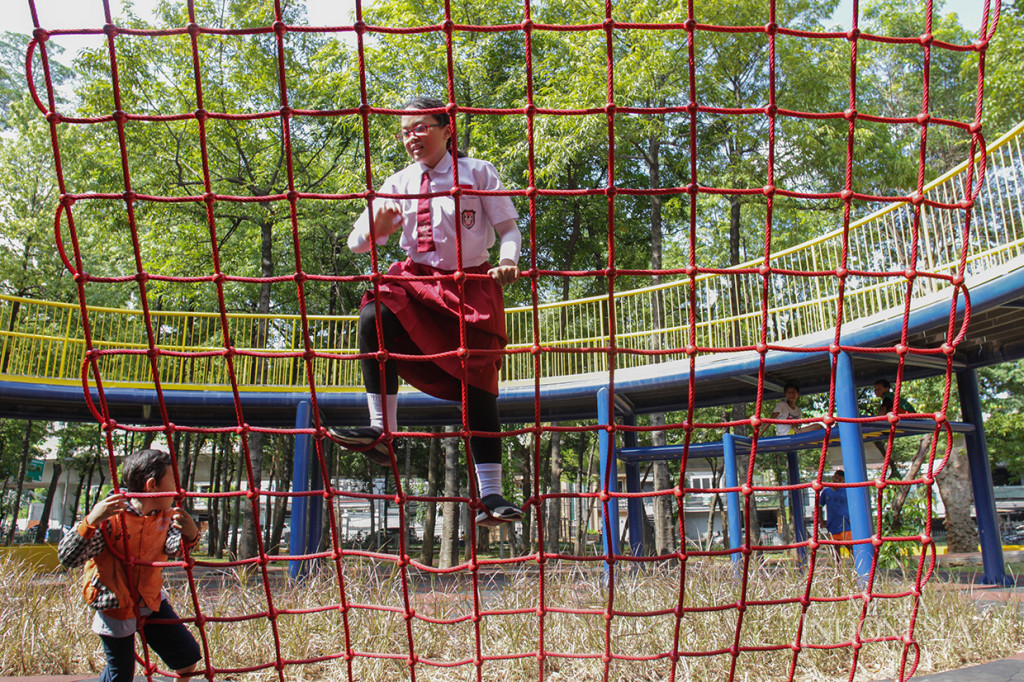 Anak-anak bermain di kawasan Taman Puring, Kebayoran Baru, Jakarta.