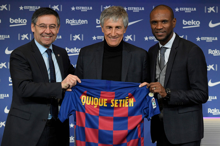 Presiden Barcelona Josep Maria Bartomeu (kiri) dan Direktur Sepakbola Barcelona Eric Abidal (kanan) berpose dengan pelatih baru Quique Setien selama acara perkenalan resmi di Barcelona pada Selasa 14 Januari 2020 waktu setempat.