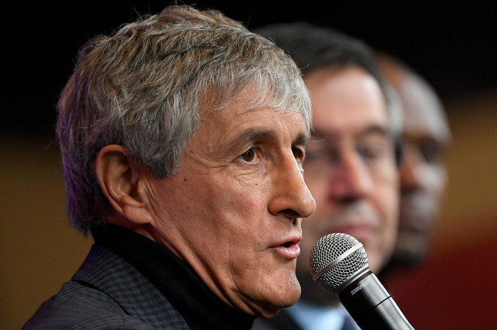 Selama menjadi pelatih, Setien belum pernah sekalipun memenangi trofi. Pelatih yang digantikannya, Valverde, justru punya rekam jejak lima gelar di tanah Yunani bersama Olympiakos serta satu Piala Super Spanyol untuk Athletic Bilbao pada 2015.