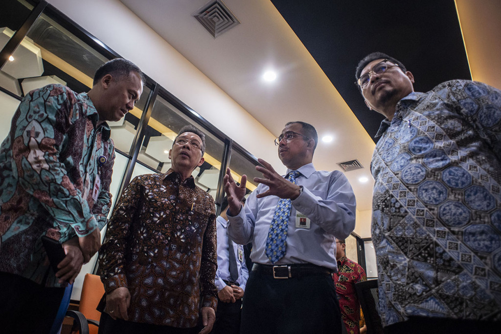 Sekjen Kementerian Keuangan Hadiyanto (kanan), Dirjen Bea dan Cukai Heru Pambudi (kedua kanan), Kepala Lembaga National Single Window (LNSW) M Agus Rofiudin (kiri), dan Direktur Eksekutif Lembaga Pembiayaan Ekspor Indonesia (LPEI) Daniel James Rompas berbincang ketika meninjau ruangan Kantor Bersama Ekspor saat peresmian di Kantor LNSW, Jakarta, Rabu, 15 Januari 2020. 