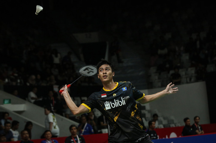 Pebulu tangkis tunggal putra Indonesia Shesar Hiren Rhustavito berusaha mengembalikan kok ke arah pebulu tangkis tunggal putra India Kidambi Srikanth pada babak pertama turnamen bulutangkis Daihatsu Indonesia Masters 2020 di Istora Senayan, Jakarta, Rabu, 15 Januari 2020. 