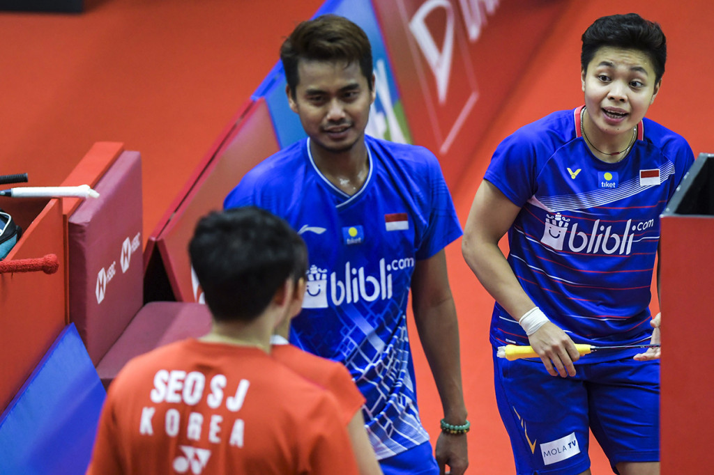 Pebulu tangkis ganda campuran Indonesia Tontowi Ahmad (kiri) dan Apriyani Rahayu berbincang dengan ganda campuran Korea Selatan Seo Seung Jae usai pertandingan putaran pertama Daihatsu Indonesia Masters 2020 di Istora Senayan, Jakarta, Rabu, 15 Januari 2020. ANTARA FOTO/Galih Pradipta