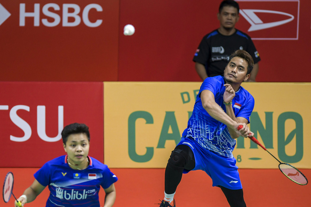 Pada babak kedua turnamen bulu tangkis level Super 500 yang dilaksanakan pada Kamis, 16 Januari 2020 besok, Owi/Apriyani akan berhadapan dengan pasangan asal Inggris Chris Adcock/Gabrielle Adcock. ANTARA FOTO/Galih Pradipta